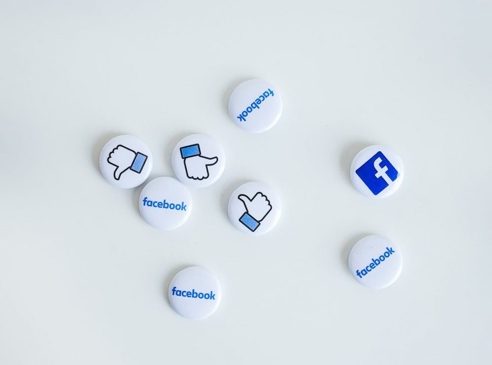 Il gestore di un sito Internet corredato del pulsante “Mi piace” di Facebook è congiuntamente responsabile con Facebook della raccolta e della trasmissione dei dati personali dei visitatori del suo sito